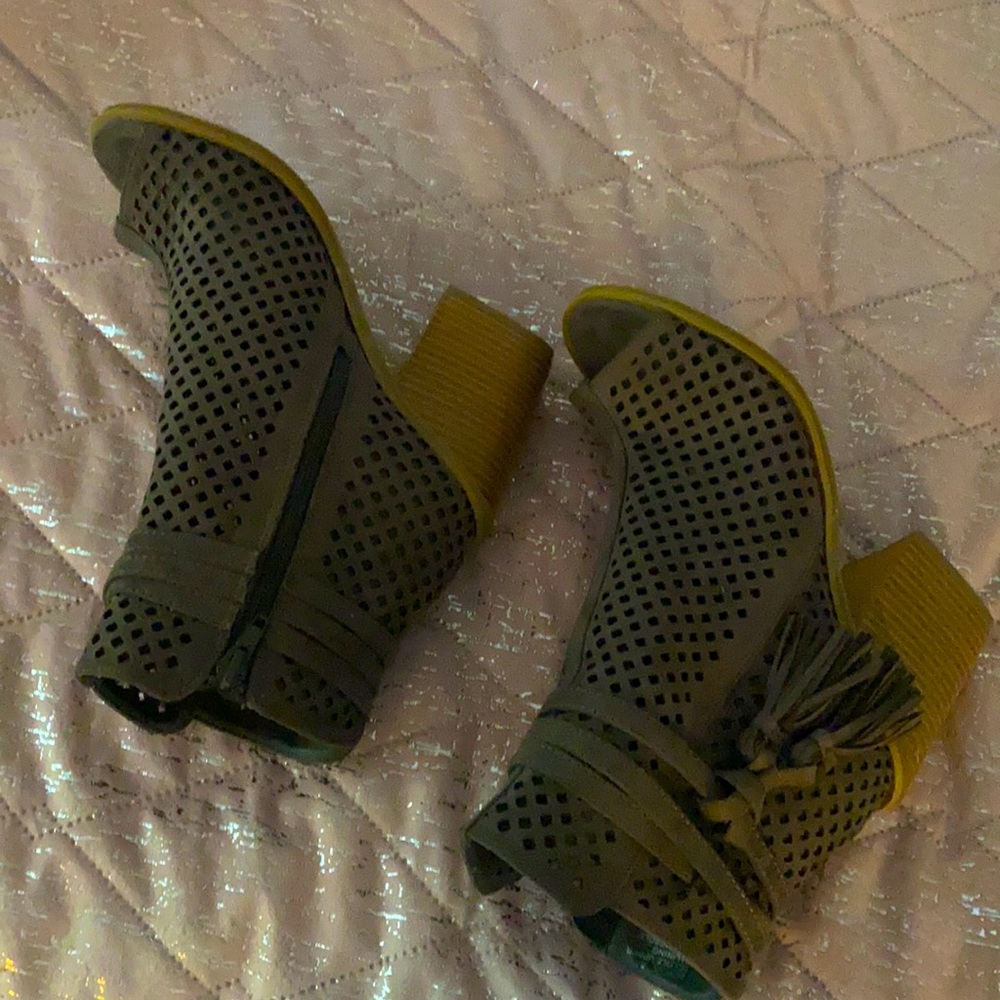 Boot heels that shows the toes